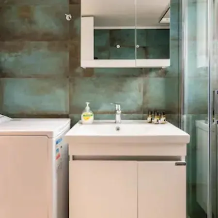 βright Walled Designed In Glyfada Center * أثينا
